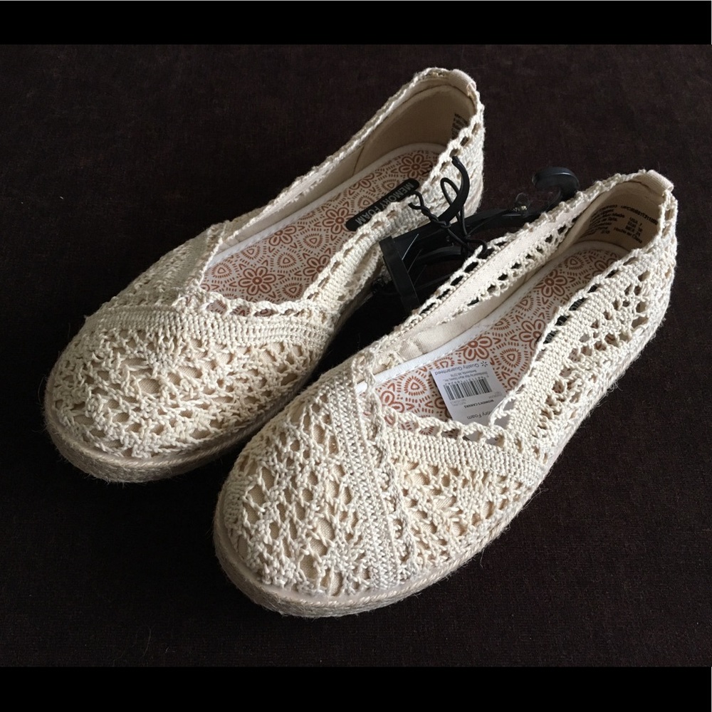 Woman’s crochet canvas flats shoe size 7